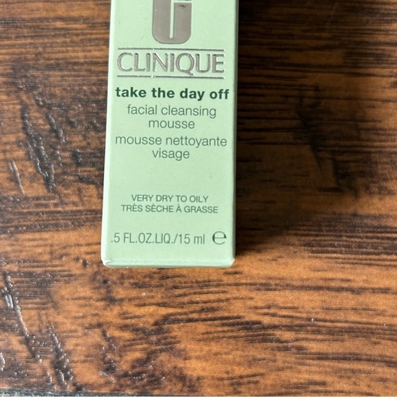 Clinique, Take the Day Off, Facial Cleansing Mousse - Picture 4 of 7